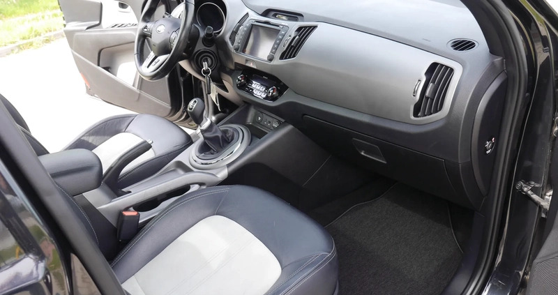 Kia Sportage cena 48900 przebieg: 117000, rok produkcji 2015 z Starachowice małe 781